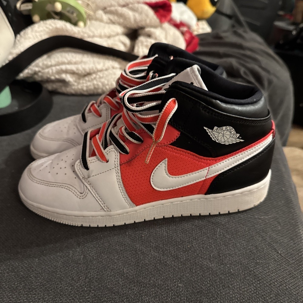 Nike Air Jordan 1 Mid White Black Infrared Shoes FB4417-016 Sz 7Y Sz 8.5 Women's